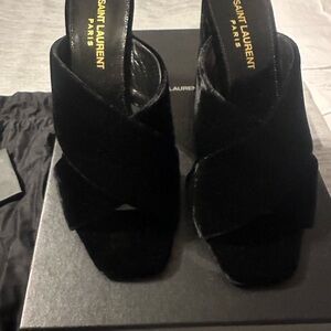 NWT SAINT LAURENT PARIS WOMENS VELVET BLACK LOULOU
SANDAL SIZE 36.5